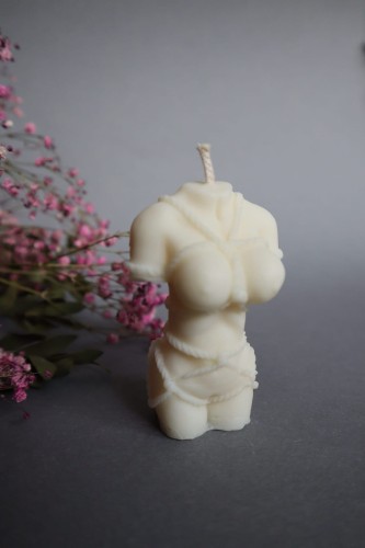 Świeca sojowa tors kobiecy – sensualna forma
