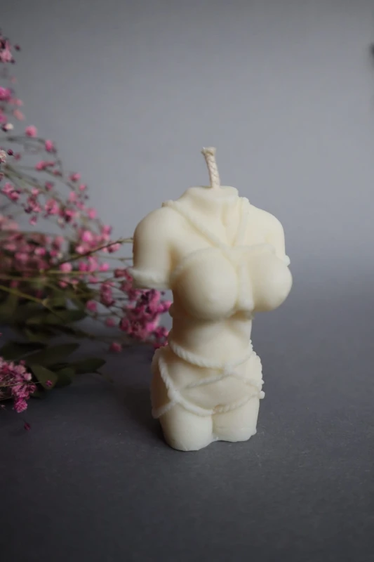 Świeca sojowa tors kobiecy – sensualna forma