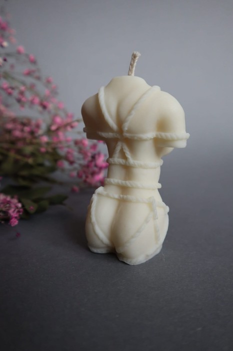 Świeca sojowa tors kobiecy – sensualna forma